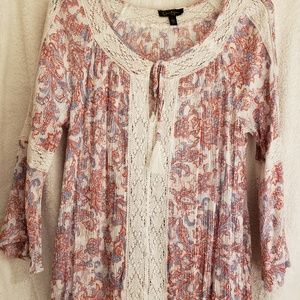 3/4 length top with lace accents